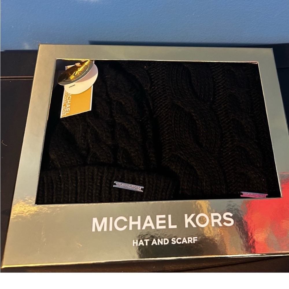 NWT Michael Kors Gift Set Hat And Scarf Black New In Box Womens